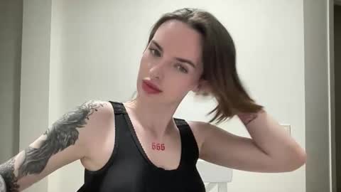 Snapshot of 1dove chatting on 09.18.25 DOVE online show from 09.18.25