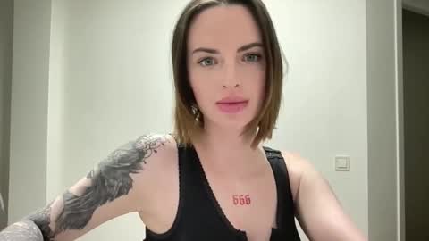 Snapshot of 1dove chatting on 10.04.25 DOVE online show from 10.04.25