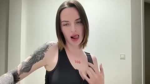 Snapshot of 1dove chatting on 10.06.25 DOVE online show from 10.06.25