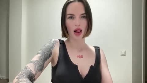 Snapshot of 1dove chatting on 10.27.25 DOVE online show from 10.27.25