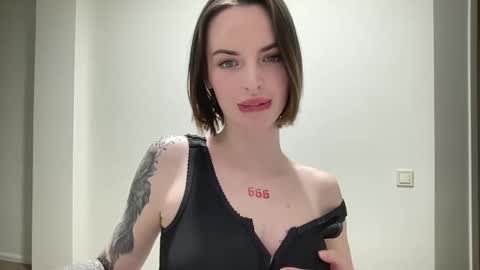 Snapshot of 1dove chatting on 11.11.25 DOVE online show from 11.11.25