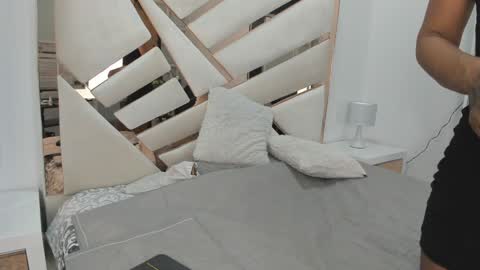 Snapshot of 1naughty_milf chatting on 02.01.25 Luisa online show from 02.01.25