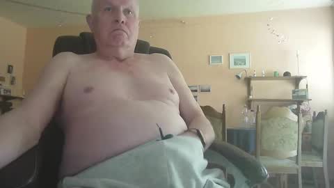 Snapshot of 29famila chatting on 10.19.25 29famila online show from 10.19.25