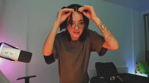 Snapshot of 2b_ chatting on 11.04.25 Sasha weekend from 14 to 27 November online show from 11.04.25