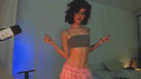 Snapshot of 2b_ chatting on 11.30.25 Sasha weekend from 14 to 27 November online show from 11.30.25