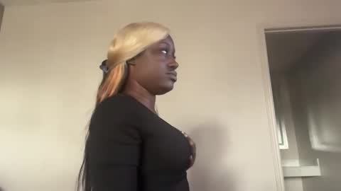 Snapshot of 304divinekarma chatting on 11.05.25 GamerBaddieLux online show from 11.05.25