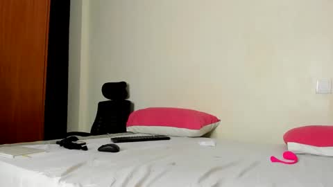 Snapshot of _ariah chatting on 09.16.25 Ariah independent model online show from 09.16.25