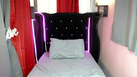 Snapshot of _athenamiller_ chatting on 12.27.24 SelfsuckAthena online show from 12.27.24