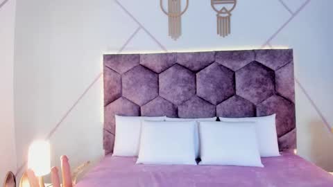 Snapshot of _aurora_collins_ chatting on 11.01.25 _aurora_collins_ online show from 11.01.25