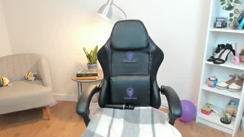 Snapshot of _bellaevans_ chatting on 02.08.25 Bella Evans online show from 02.08.25