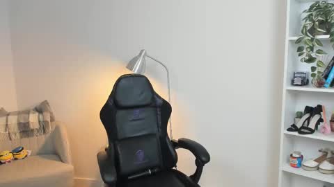 Snapshot of _bellaevans_ chatting on 02.14.25 Bella Evans online show from 02.14.25