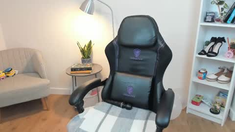 Snapshot of _bellaevans_ chatting on 02.18.25 Bella Evans online show from 02.18.25