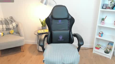 Snapshot of _bellaevans_ chatting on 02.25.25 Bella Evans online show from 02.25.25