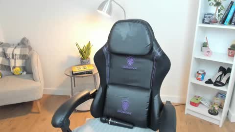 Snapshot of _bellaevans_ chatting on 03.10.25 Bella Evans online show from 03.10.25