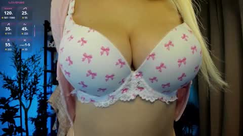 Snapshot of _careful_i_bite_nya_ chatting on 10.04.25 Alisa online show from 10.04.25