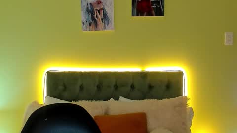 Snapshot of _charlotte_evans_2 chatting on 11.26.25 Charlote online show from 11.26.25