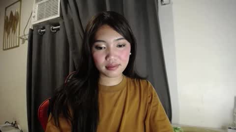 Snapshot of _ellevivien chatting on 11.27.25 Elle online show from 11.27.25