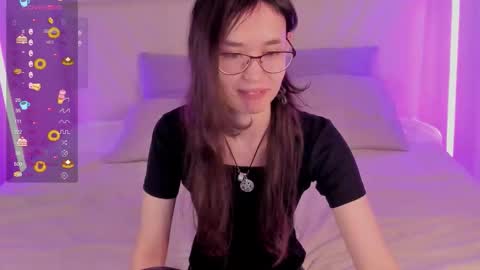 Snapshot of _emily__strike_ chatting on 12.01.25 _emily__strike_ online show from 12.01.25