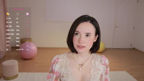 Essie  online show from 09.18.25