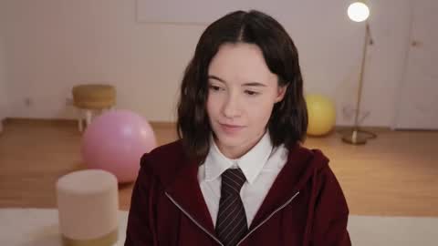 Essie  online show from 10.15.25