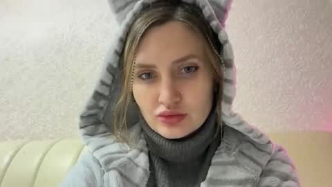 Snapshot of _florinika_ chatting on 10.30.25  Flora  online show from 10.30.25