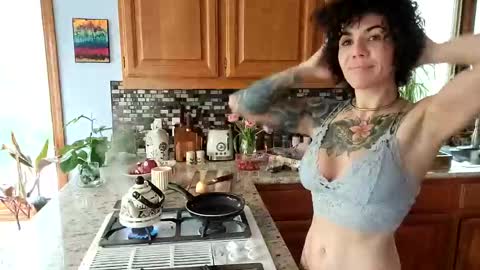 Snapshot of _frankie_rivers chatting on 02.17.25 Frankie Rivers allmylinks online show from 02.17.25