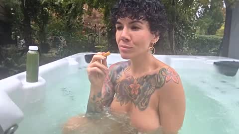 Snapshot of _frankie_rivers chatting on 10.26.25 Frankie Rivers allmylinks online show from 10.26.25