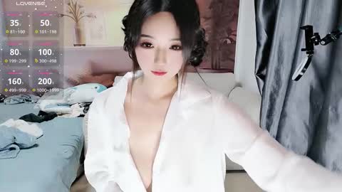 Snapshot of _iuiu_ chatting on 11.02.25 UU online show from 11.02.25