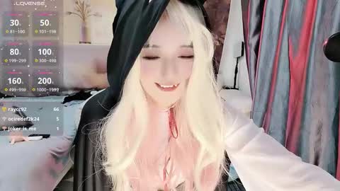 Snapshot of _iuiu_ chatting on 11.08.25 UU online show from 11.08.25