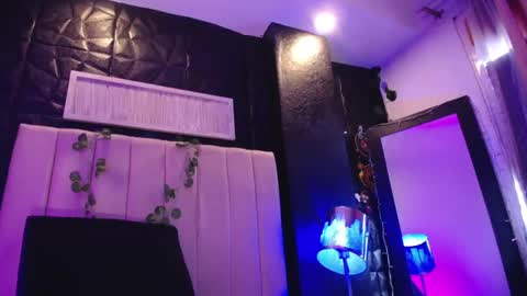 Snapshot of _johana18 chatting on 12.30.24 Mia online show from 12.30.24