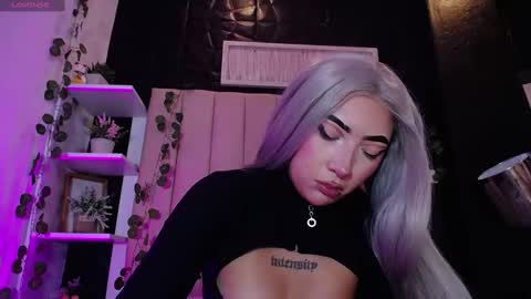 Snapshot of _johana18 chatting on 02.12.25 Mia online show from 02.12.25