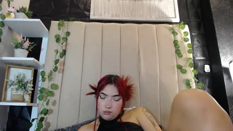 Snapshot of _johana18 chatting on 02.28.25 Mia online show from 02.28.25