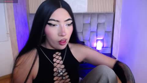 Snapshot of _johana18 chatting on 09.24.25 Mia online show from 09.24.25