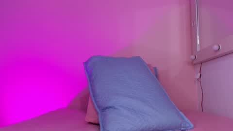 Snapshot of _kendall_07 chatting on 09.12.25 Kendall online show from 09.12.25