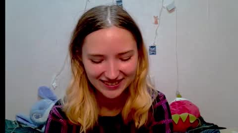 _kikiclark_ online show from 10.04.25