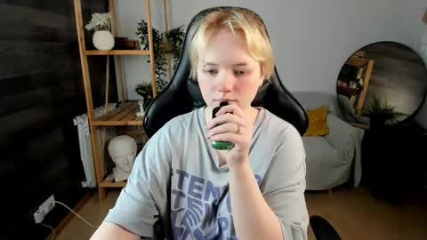 Snapshot of _killy_ chatting on 10.08.25 Li online show from 10.08.25