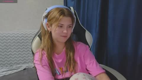 Snapshot of _kirieshka chatting on 09.22.25 Molly   Emily online show from 09.22.25