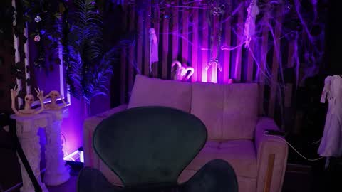 Snapshot of _kleo_ chatting on 10.28.25 online show from 10.28.25