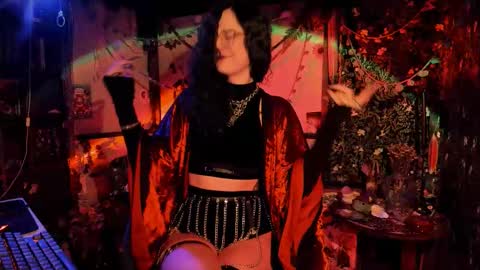 Lady Luna online show from 10.20.25