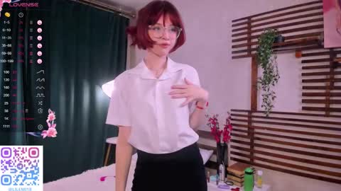 Snapshot of _lucystars chatting on 11.04.25 _lucystars online show from 11.04.25