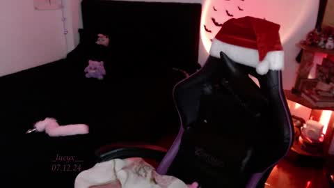 Snapshot of _lucyx__ chatting on 12.07.24 Queen.  Help me reach 100 thumbs up  online show from 12.07.24