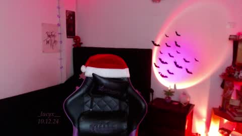 Snapshot of _lucyx__ chatting on 12.10.24 Queen.  Help me reach 100 thumbs up  online show from 12.10.24