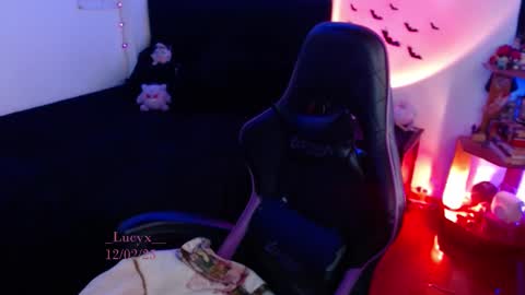 Snapshot of _lucyx__ chatting on 02.12.25 Queen.  Help me reach 100 thumbs up  online show from 02.12.25