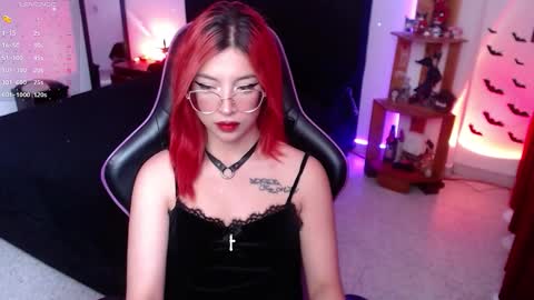 Snapshot of _lucyx__ chatting on 09.08.25 Queen.  Help me reach 100 thumbs up  online show from 09.08.25