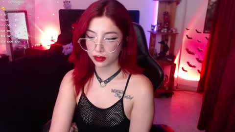 Snapshot of _lucyx__ chatting on 09.13.25 Queen.  Help me reach 100 thumbs up  online show from 09.13.25