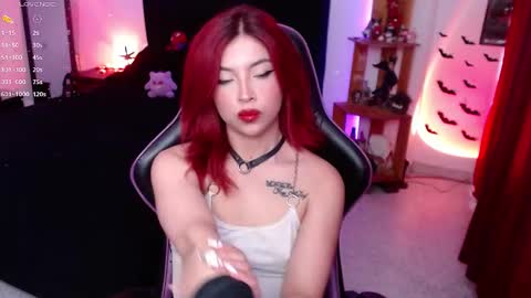 Snapshot of _lucyx__ chatting on 09.18.25 Queen.  Help me reach 100 thumbs up  online show from 09.18.25