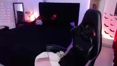 Snapshot of _lucyx__ chatting on 09.22.25 Queen.  Help me reach 100 thumbs up  online show from 09.22.25