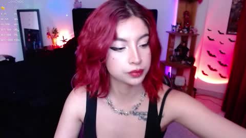 Snapshot of _lucyx__ chatting on 10.05.25 Queen.  Help me reach 100 thumbs up  online show from 10.05.25