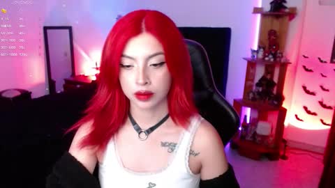 Snapshot of _lucyx__ chatting on 10.12.25 Queen.  Help me reach 100 thumbs up  online show from 10.12.25