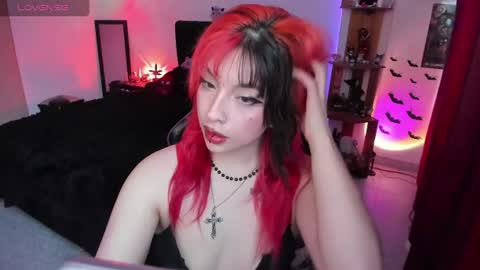 Queen.  Help me reach 100 thumbs up  online show from 06.30.26